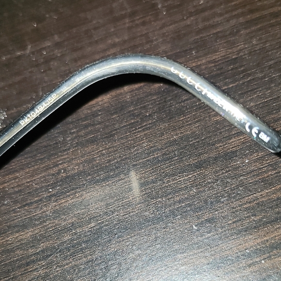 Gucci Elegant Gold and Black Eyewear - Picture 2 of 4